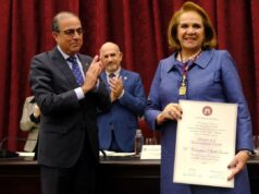 Reconocimiento a Concha Yoldi con la medalla de oro de la Universidad de Sevilla