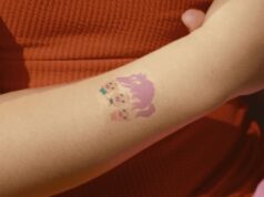 Isdin celebra 30 años de campaña escolar con un tatuaje que concientiza sobre el sol