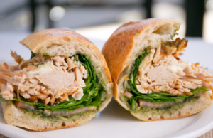 Los mejores bocadillos para llevar en Castro Caldelas: Energía para tus rutas por la Ribeira Sacra con Café-Bar Grilo