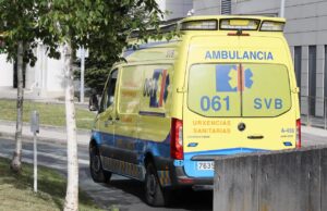 Tragedia en la OU‑540: un peatón muere atropellado en Verea Imagen de archivo de una ambulancia. EFE