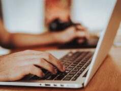 El comercio electrónico sigue transformando la forma de comprar ropa en la UE