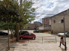 Xinzo cierra de golpe uno de sus aparcamientos clave y sorprende a vecinos y conductores