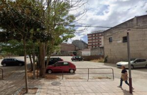 Xinzo cierra de golpe uno de sus aparcamientos clave y sorprende a vecinos y conductores