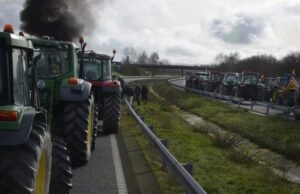 Los tractores vuelven a cortar la A-52 en contra del acuerdo de la UE-Mercosur