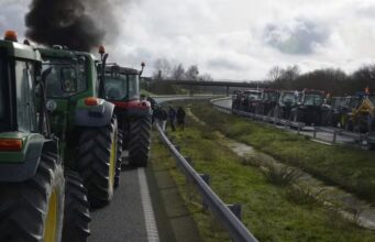 Los tractores vuelven a cortar la A-52 en contra del acuerdo de la UE-Mercosur