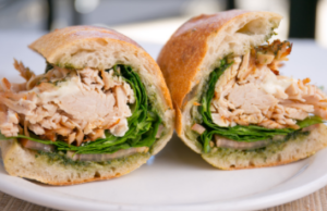 El secreto de cualquier buena ruta: un bocadillo de Café Bar Grilo en Castro Caldelas