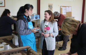 Cristina López visita el curso de restauración de muebles en Santiago de Saa con gran participación vecinal