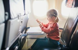 Cómo viajar en avión con niños según los consejos de easyJet